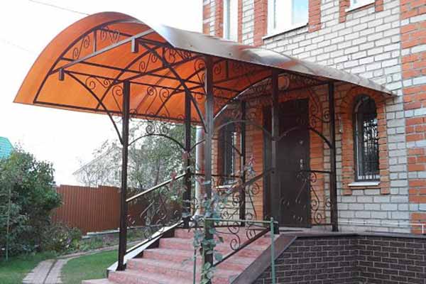 Как правильно оформить крыльцо в загородном доме?