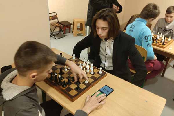 У шахах виграє той, хто вміє мислити на кілька кроків вперед