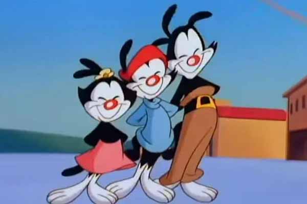 Аниманьяки улыбаются, подняв руки вверх Аниманьяки улыбаются, подняв руки вверх