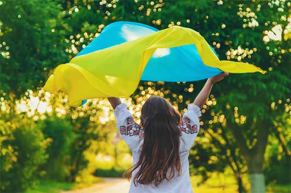 Дитина з українським прапором, патріот, зупинити війну Дитина з українським прапором, патріот, зупинити війну