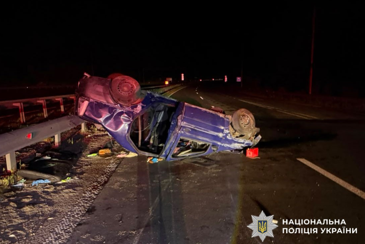 Неподалік Лубен Renault врізався у відбійник і перекинувся: травмувалися двоє людей
