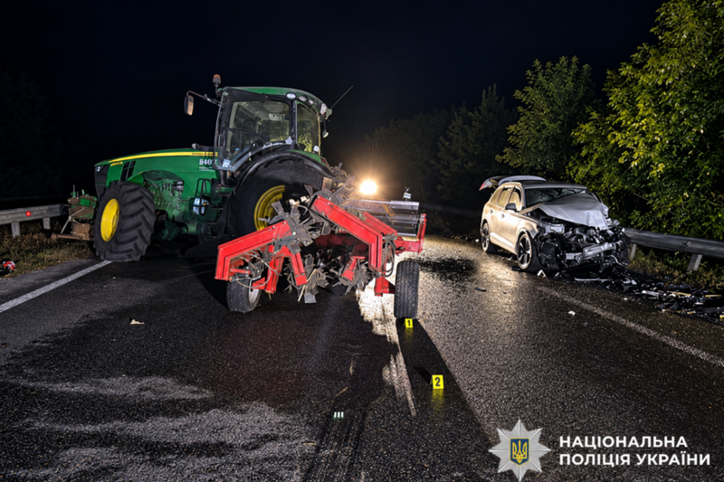 Поблизу Пишного Audi зіткнулася з трактором: постраждали жінка та троє дітей