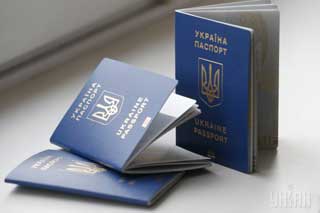  Біометричний закордонний паспорт неможливо оформити через посередника 
