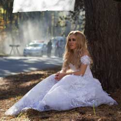  Певица Alyosha пробежалась в свадебном платье по Киеву в новом клипе 