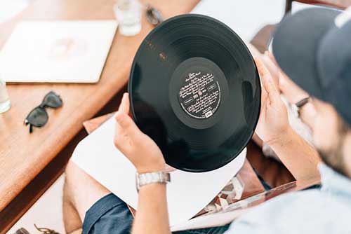 Тематическая ретро-музыка гарантированно улучшит новогоднее настроение