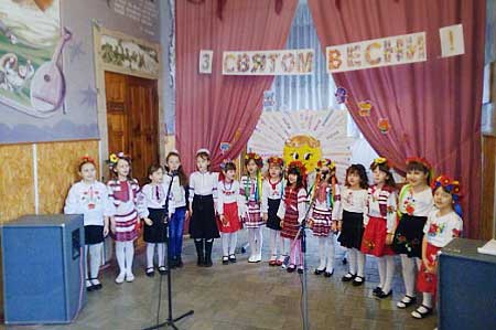 Гребінківська школа №2: Свято весни в початковій школі
