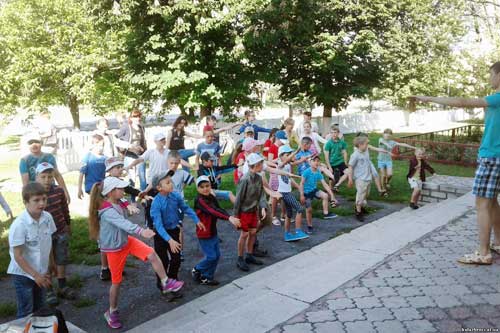 Кулажинська школа: Зустрічай нас, Веселкова країно!