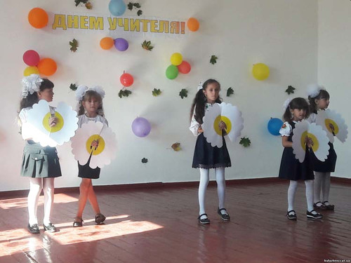 Кулажинська школа: Їм довірено дитинство...