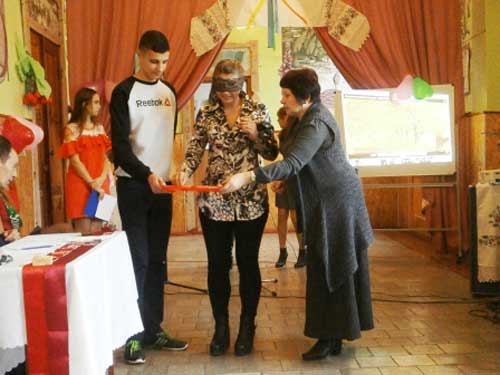 Гребінківська школа №2: "Міс золота осінь" Гребінківська школа №2: "Міс золота осінь"