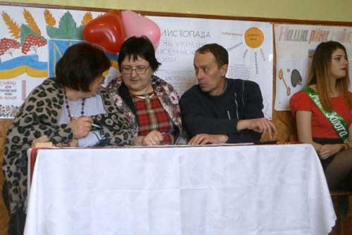 Гребінківська школа №2: "Міс золота осінь" Гребінківська школа №2: "Міс золота осінь"