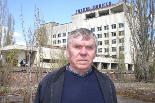 Ліквідатор Василь Буйволенко з Гребінки у центрі Прип'яті Ліквідатор Василь Буйволенко з Гребінки у центрі Прип'яті