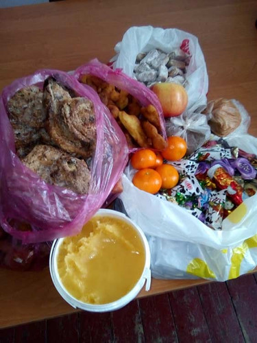 Волонтери відправили бійцям посилки Волонтери відправили бійцям посилки