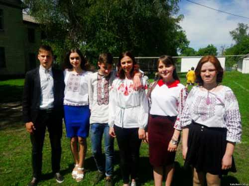 В навчальних закладах Гребінківщини відзначали День вишиванки