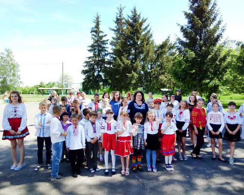 В навчальних закладах Гребінківщини відзначали День вишиванки