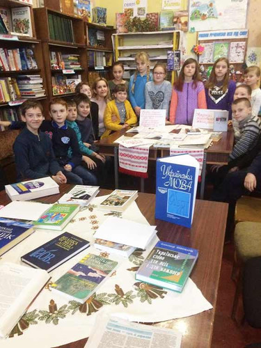 Презентація книжкової виставки "Крути дороговказ в майбутнє"