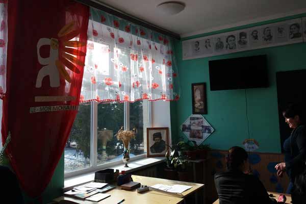 Вчителі і учні стоять на твердому ґрунті українства