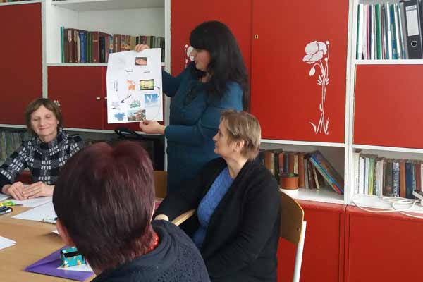 Вчителі і учні стоять на твердому ґрунті українства