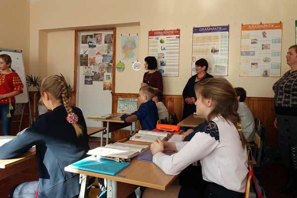 Вчителі і учні стоять на твердому ґрунті українства