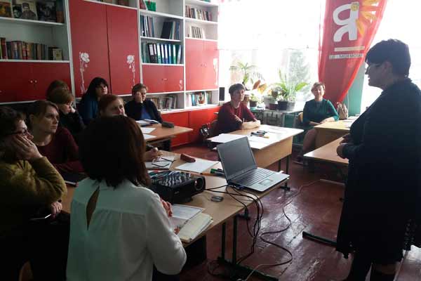 Вчителі і учні стоять на твердому ґрунті українства