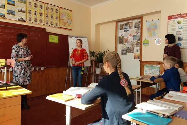 Вчителі і учні стоять на твердому ґрунті українства