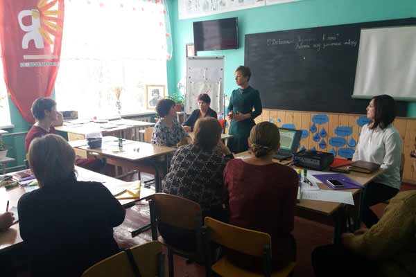 Вчителі і учні стоять на твердому ґрунті українства