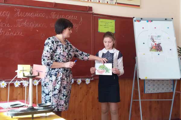 Вчителі і учні стоять на твердому ґрунті українства