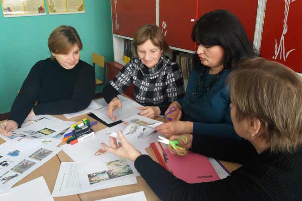 Вчителі і учні стоять на твердому ґрунті українства