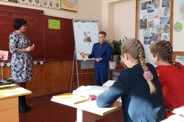 Вчителі і учні стоять на твердому ґрунті українства