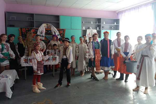 Вчителі і учні стоять на твердому ґрунті українства