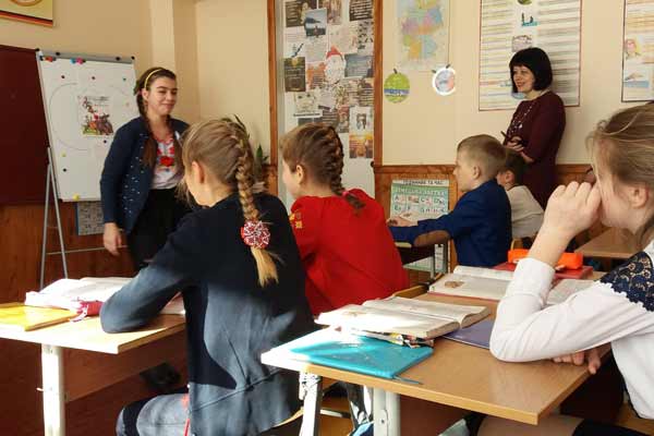 Вчителі і учні стоять на твердому ґрунті українства