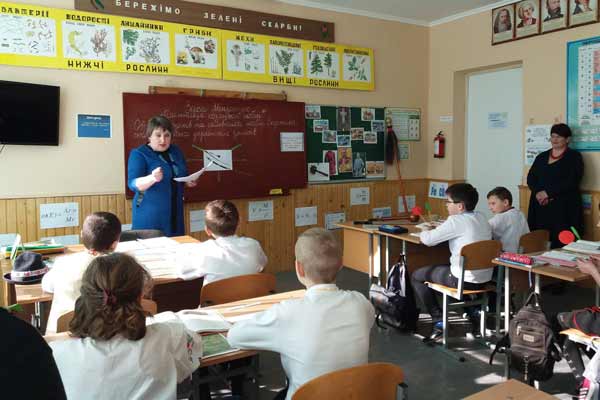 Вчителі і учні стоять на твердому ґрунті українства