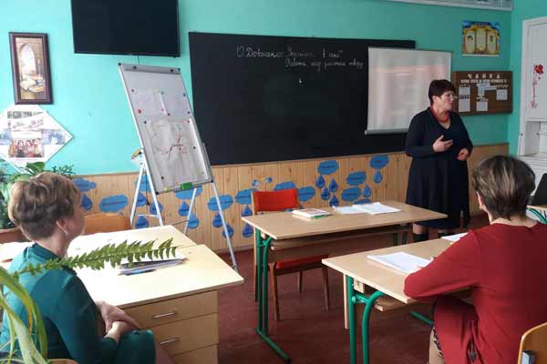 Вчителі і учні стоять на твердому ґрунті українства