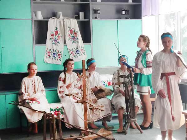 Вчителі і учні стоять на твердому ґрунті українства