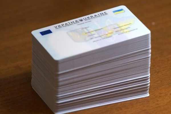 Паспорт-книжка чи паспорт-картка – що обираємо? Паспорт-книжка чи паспорт-картка – що обираємо?