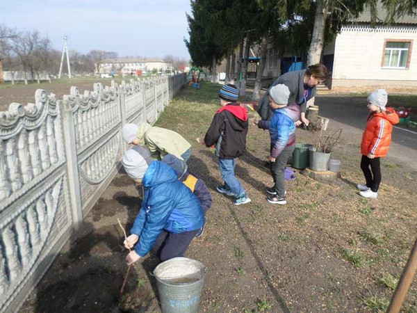 Тривають роботи по благоустрою та прибиранню пришкільних територій