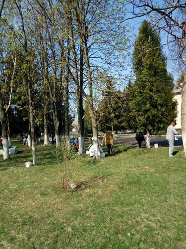 Тривають роботи по благоустрою та прибиранню пришкільних територій