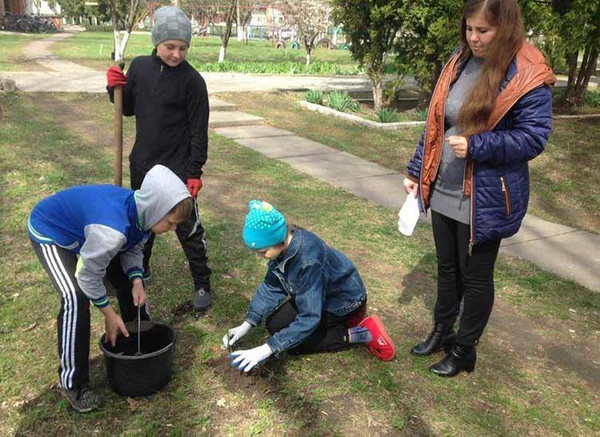 Тривають роботи по благоустрою та прибиранню пришкільних територій