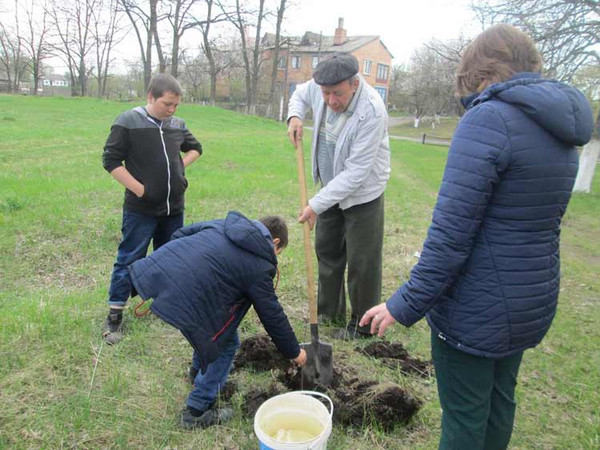 Тривають роботи по благоустрою та прибиранню пришкільних територій