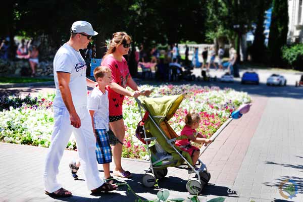 Вихідні у серпні: Скільки відпочиватимуть і що святкуватимуть українці