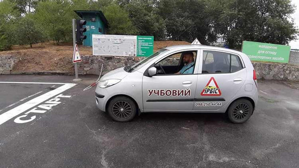 Майданчик з початкового керування транспортними засобами