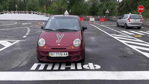 Майданчик з початкового керування транспортними засобами