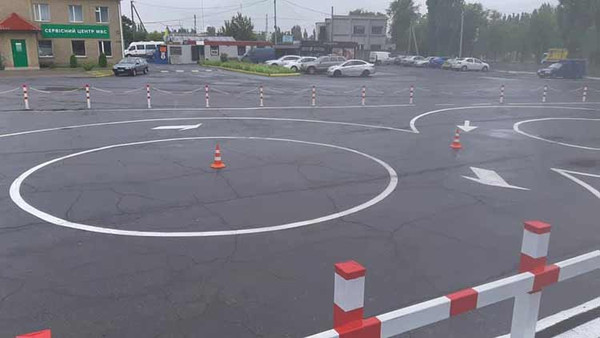 Майданчик з початкового керування транспортними засобами