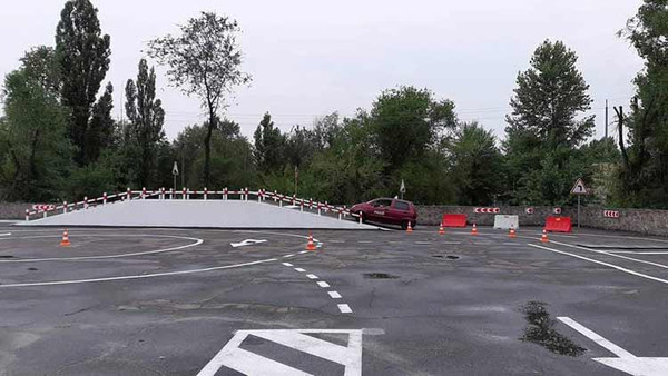 Майданчик з початкового керування транспортними засобами