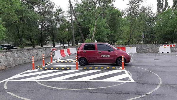 Майданчик з початкового керування транспортними засобами