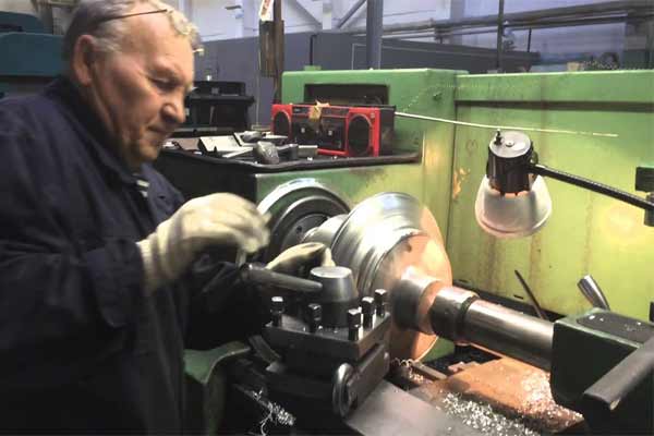 токарь за станком