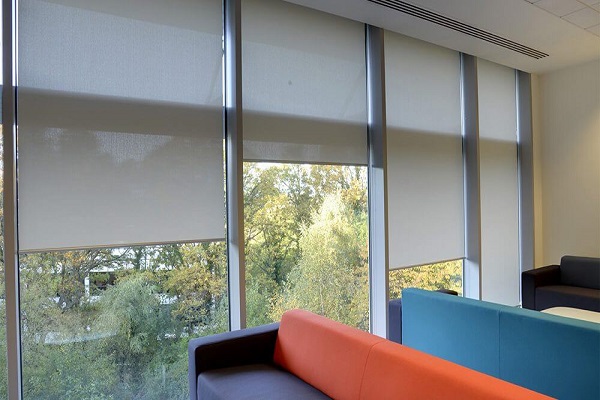 Рулонные шторы – лучшая защита от яркого полуденного солнца