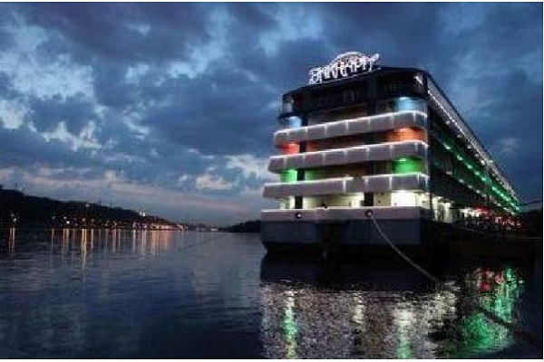 Готель на воді Bakkara в Києві