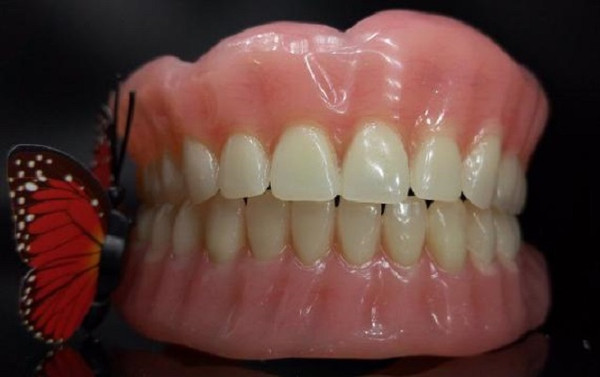 Вибираємо знімні зубні протези