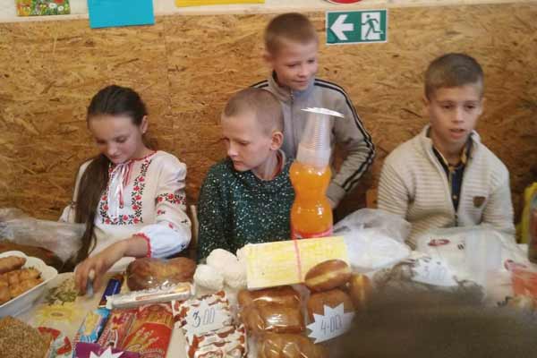 Благодійний осінній ярмарок у ЗОШ №1