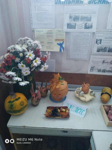 Свято врожаю у Мар'янівській школі Свято врожаю у Мар'янівській школі